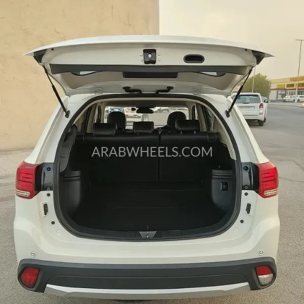 Mitsubishi Outlander 2019 for Sale in Dubai Image-4