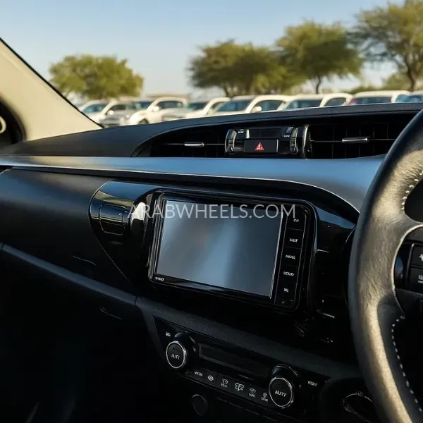 Toyota Hilux 2018 for Sale in Dubai Image-17