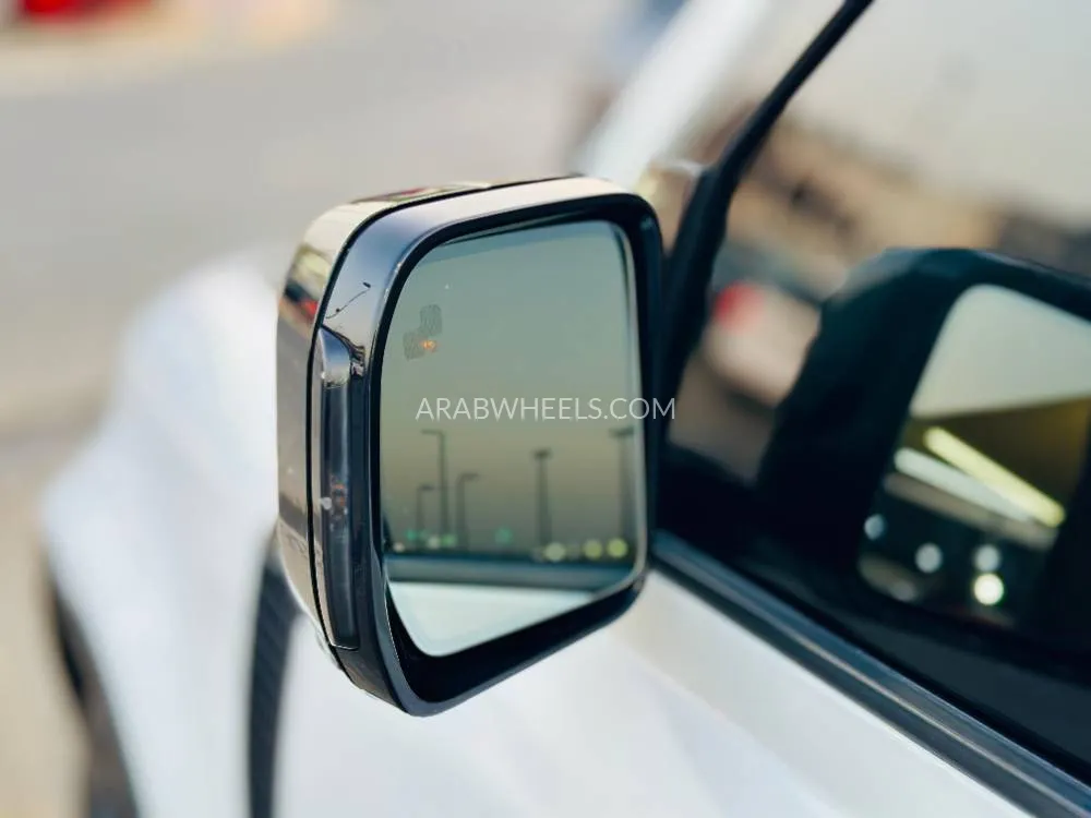 Land Rover Defender 2023 for Sale in Sharjah Image-9
