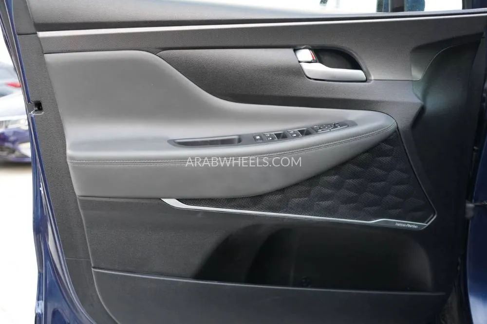 Hyundai Santa Fe 2023 for Sale in Ajman Image-8