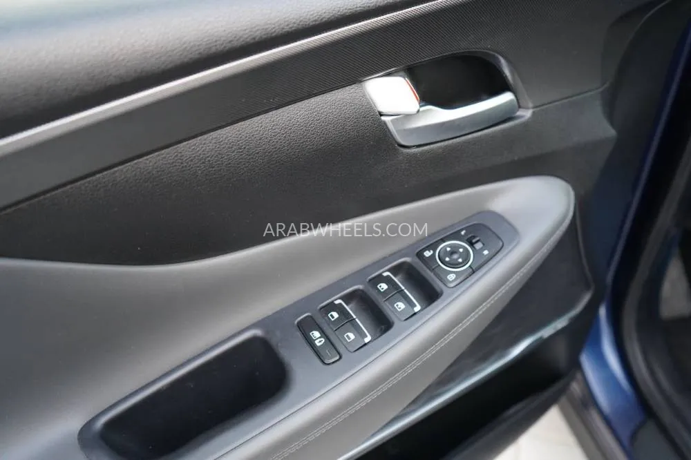 Hyundai Santa Fe 2023 for Sale in Ajman Image-9