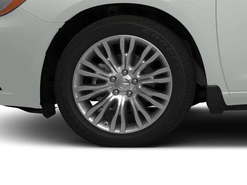 Chrysler 200 1st Generation Pictures: Explore 11 Images of Interior and Exterior Image-5