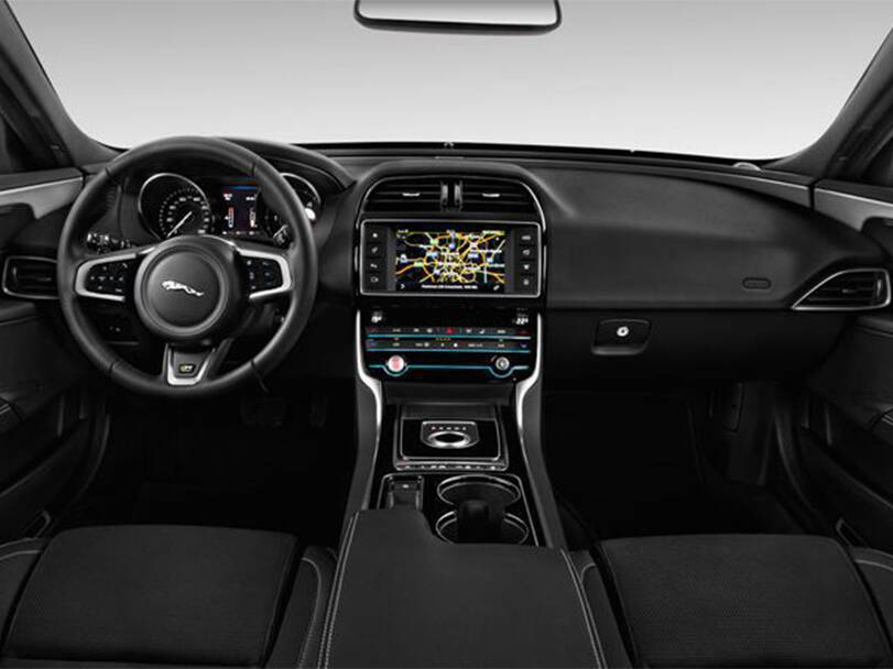 جاجوار XE 2025 الداخلية 