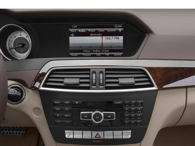 مرسيدس بنز كلاس C الجيل الثالث (W204) الداخلية 