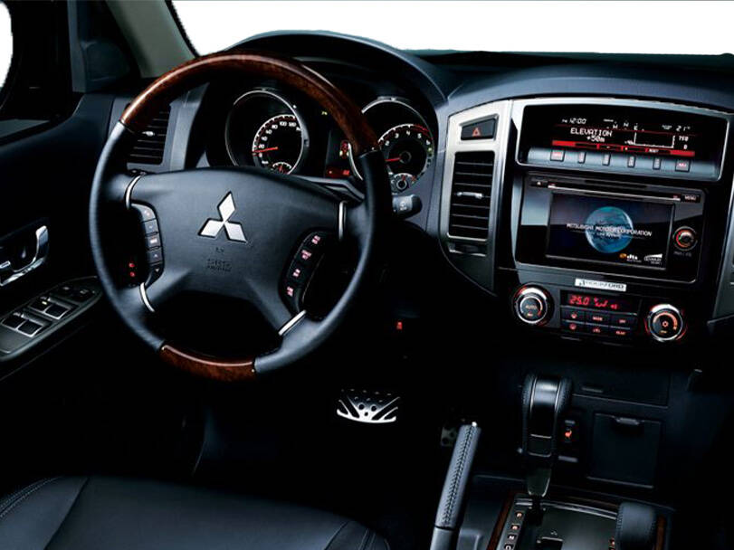Mitsubishi Pajero Interior 
