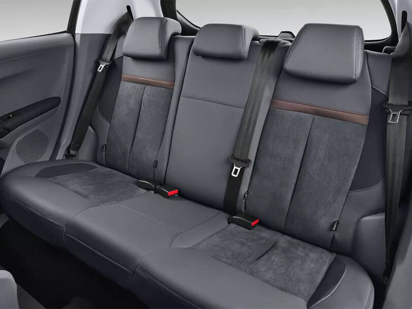 بيجو 208 الجيل الأول (A94) الداخلية 