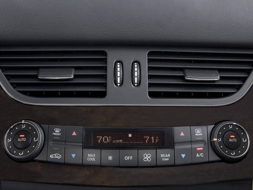 مرسيدس بنز CLS Class الجيل الأول (C219) الداخلية 