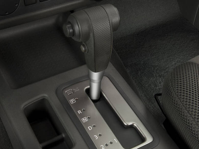 نيسان إكستيرا الجيل الثاني (N50) الداخلية 