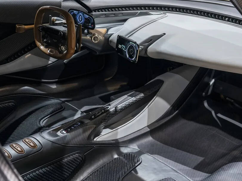 أستون مارتن فالهالا الداخلية 