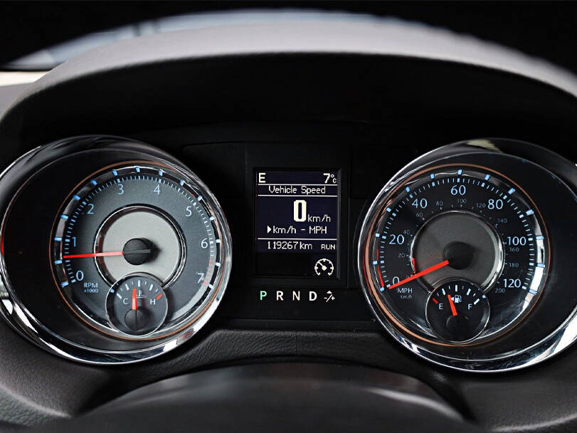 كرايسلر فوييجر الجيل الخامس الداخلية 