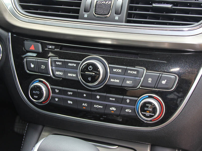 جي إيه سي GA8 الجيل الأول الداخلية 