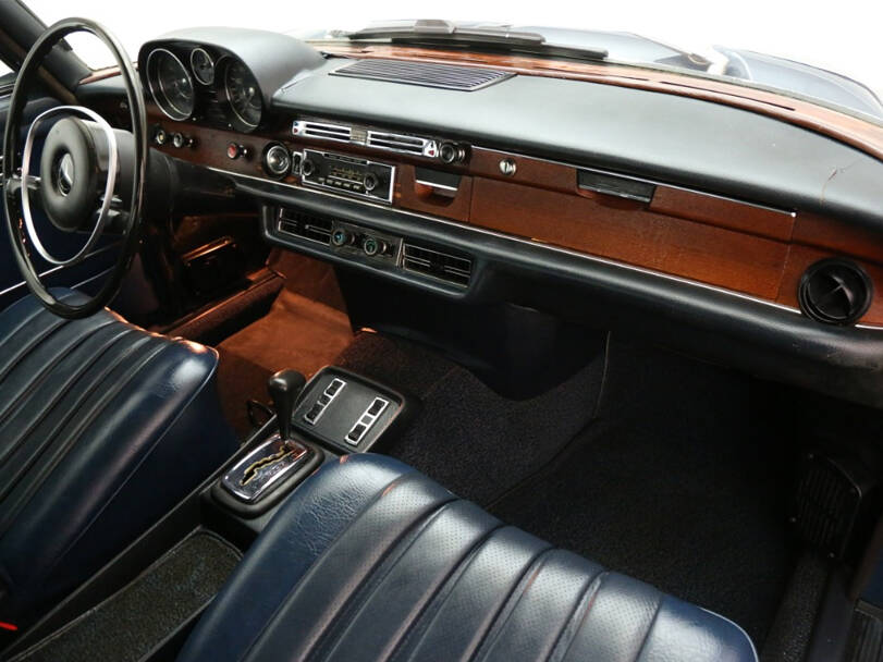 Mercedes Benz 280 Interior 