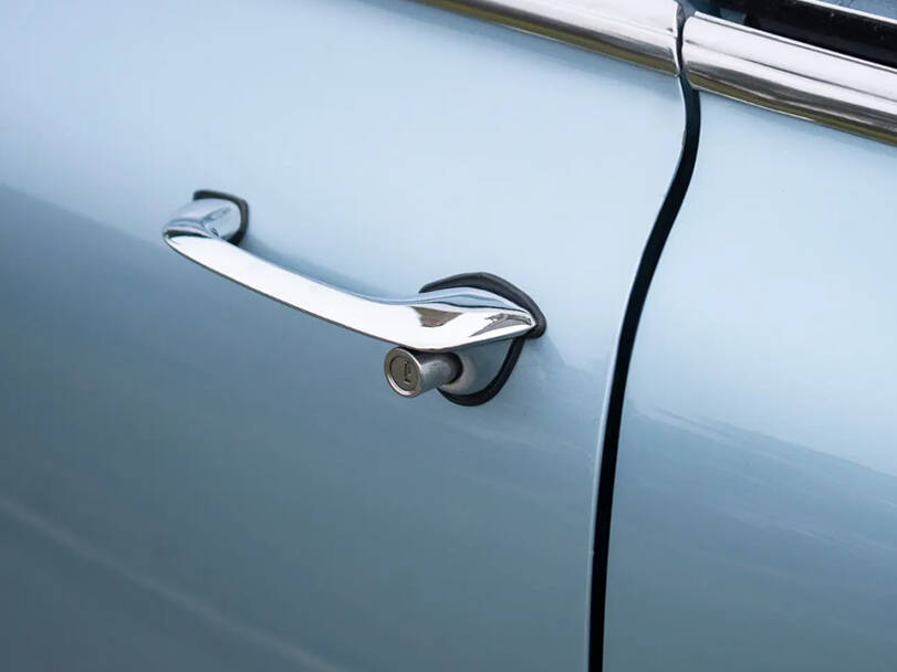 مرسيدس بنز 220 SE كونفيرتيبل الخارجية 