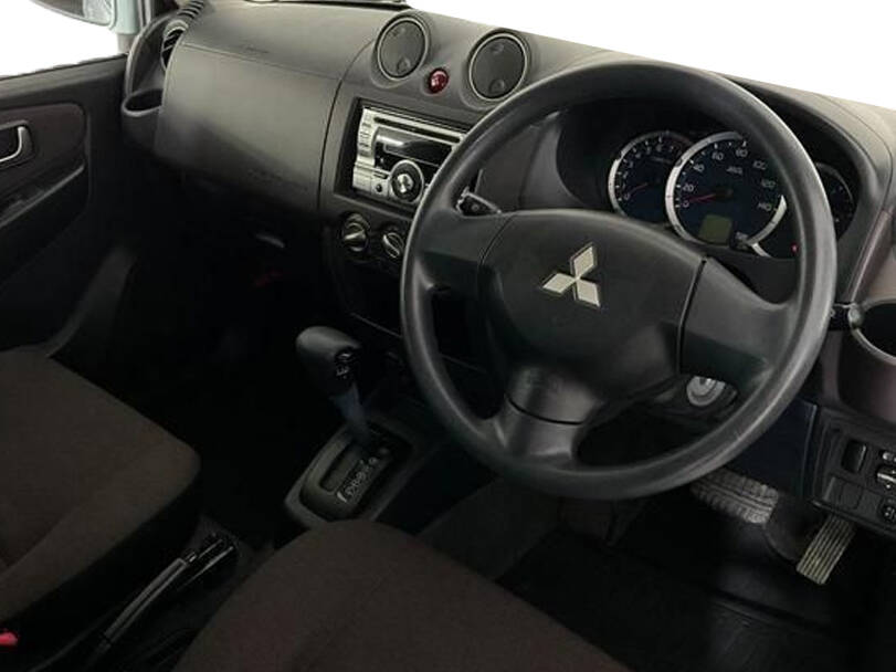 ميتسوبيشي باجيرو ميني الداخلية 