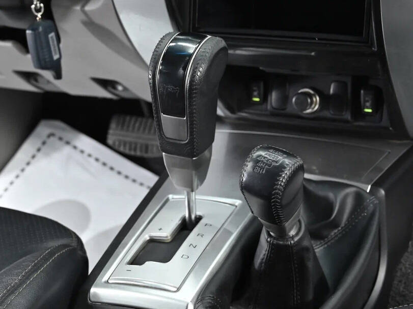 ميتسوبيشي باجيرو سبورت الداخلية 