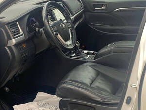 Toyota Kluger Interior 