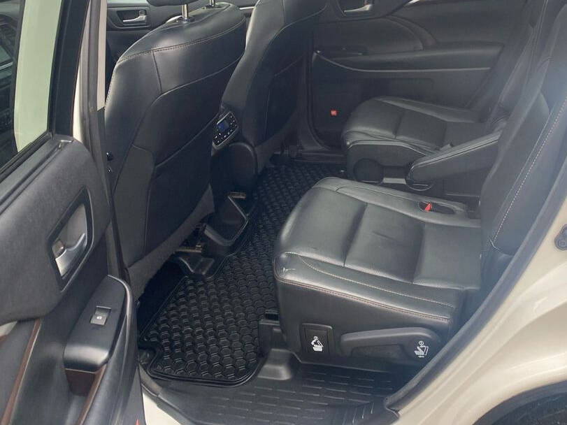 Toyota Kluger Interior 